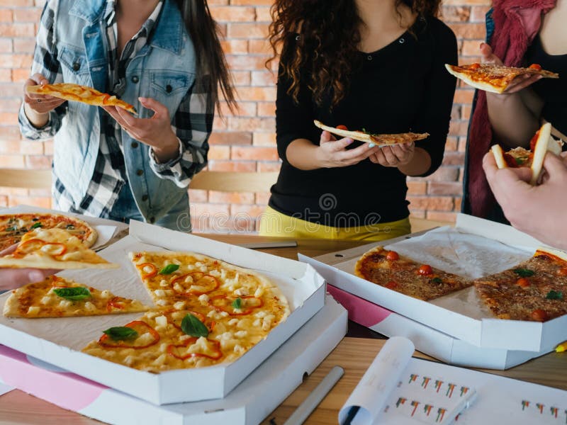 Refei??o deliciosa insalubre do almo?o da equipe do neg?cio da pizza foto de stock royalty free Refei??o deliciosa insalubre do almo?o da equipe do neg?cio da pizza foto de stock royalty free