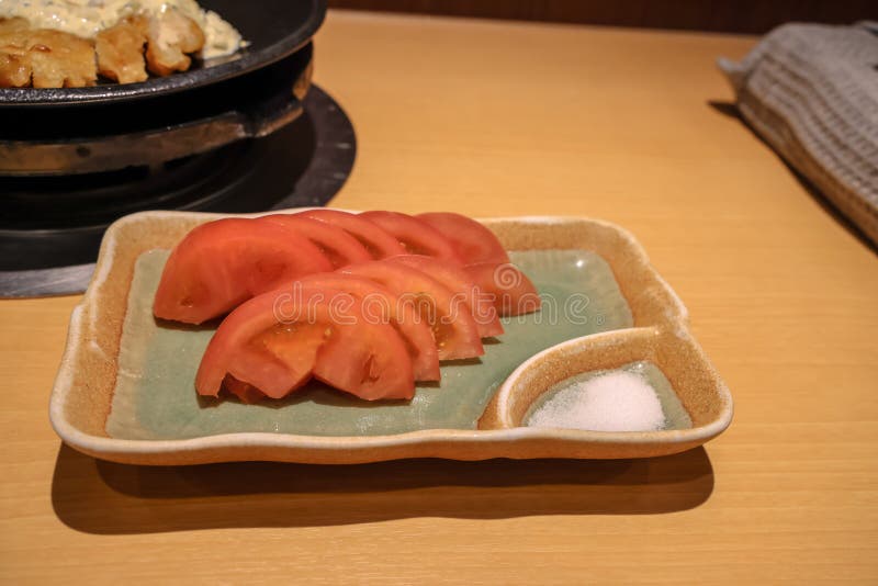 Refeição Tradicional Japonesa com Arroz, Tomates Fatiados imagem de stock