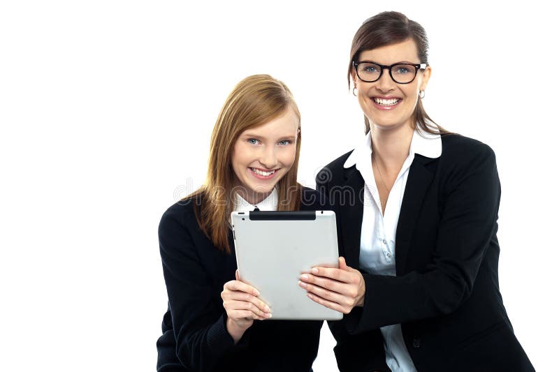 Referent mit dem Kursteilnehmer, der beweglichen Tablette-PC anhält lizenzfreies stockfoto Referent mit dem Kursteilnehmer, der beweglichen Tablette-PC anhält lizenzfreies stockfoto