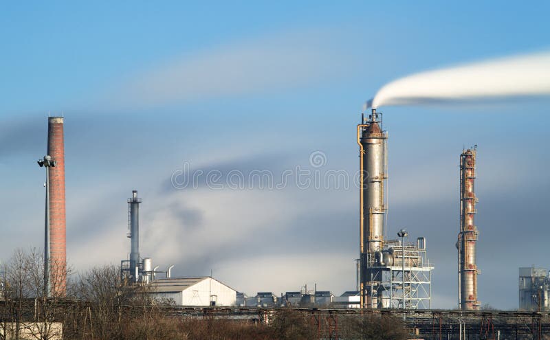Refinaria de petróleo com vapor - indústria petroquímica fotos de stock royalty free Refinaria de petróleo com vapor - indústria petroquímica fotos de stock royalty free