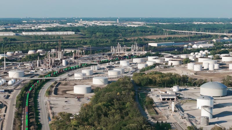 Refinaria de petróleo e de gás a gasolina petroquímica e tanques. tiro largo