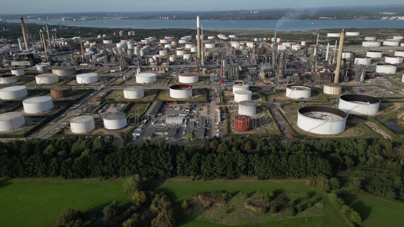 Refinaria de petróleo e petroquímica do reino unido com tanques de armazenagem