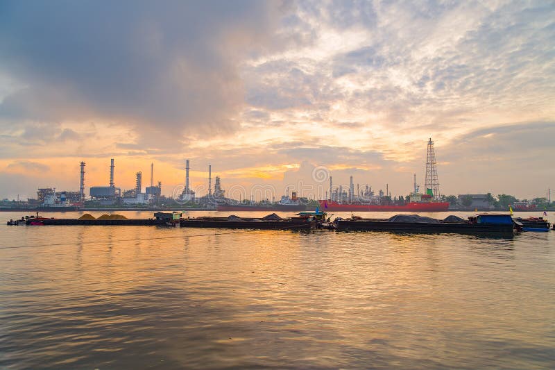 Refinaria de petróleo, fábrica da instalação petroquímica no crepúsculo imagens de stock Refinaria de petróleo, fábrica da instalação petroquímica no crepúsculo imagens de stock