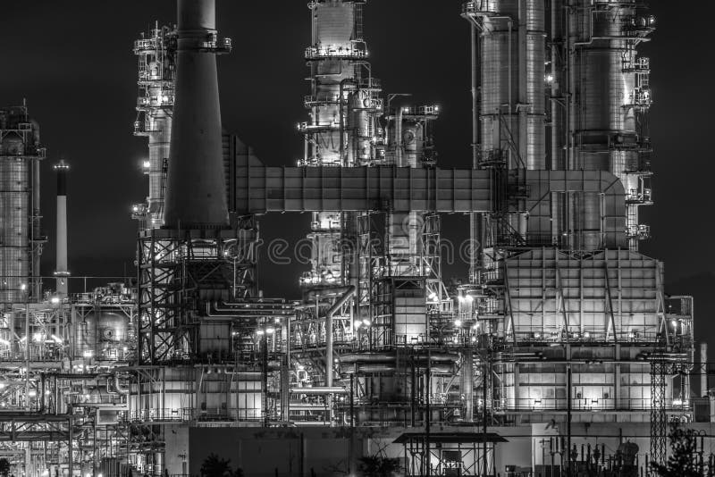 Refinaria de petróleo na noite imagens de stock royalty free Refinaria de petróleo na noite imagens de stock royalty free