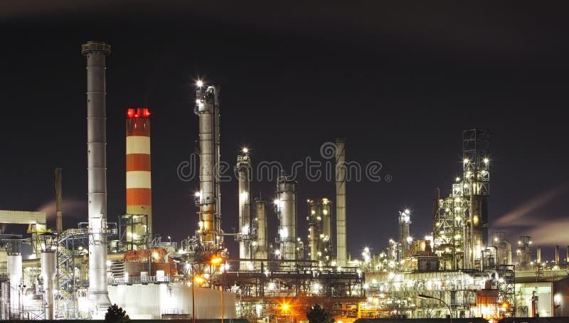 Refinería de petróleo - industria petroquímica imágenes de archivo libres de regalías Refinería de petróleo - industria petroquímica imágenes de archivo libres de regalías