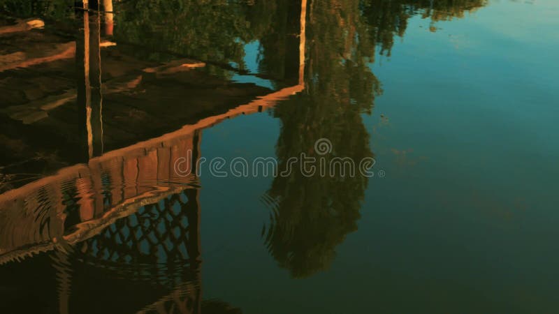 Reflectie van de natuur in het meer van de rivier : prachtig landschap op het water met een houten gazebo
