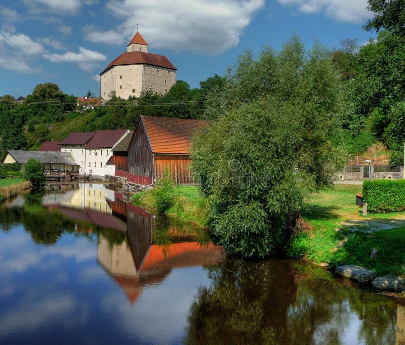 Reflexión de castillo en Baviera  alemania.