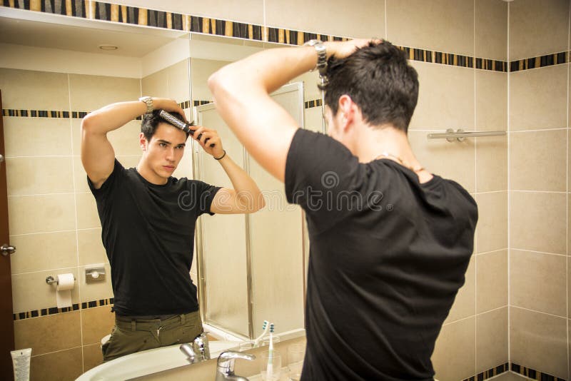 Reflexión de joven hombre caso cabello en el cuarto de bano Espejo conseguir listo sobre el ir afuera.