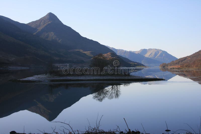 Porridge da un scozzese altopiani riflette lago.