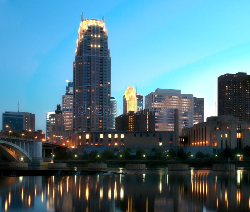 Downtown Minneapolis MN & Moon Stock Photo Image of falls, dusk 2992012