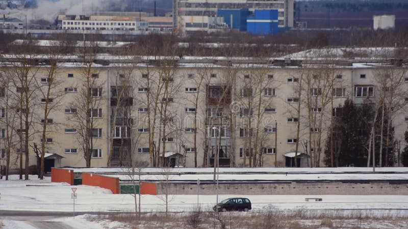 reflekterad flod för stadskremlin liggande natt Panorama av den industriella staden Vinter