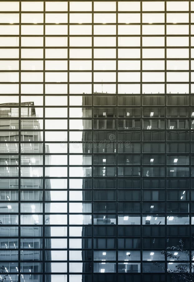 Reflekterar den moderna Glass fasaden för arkitekturdetaljen byggnad royaltyfri bild