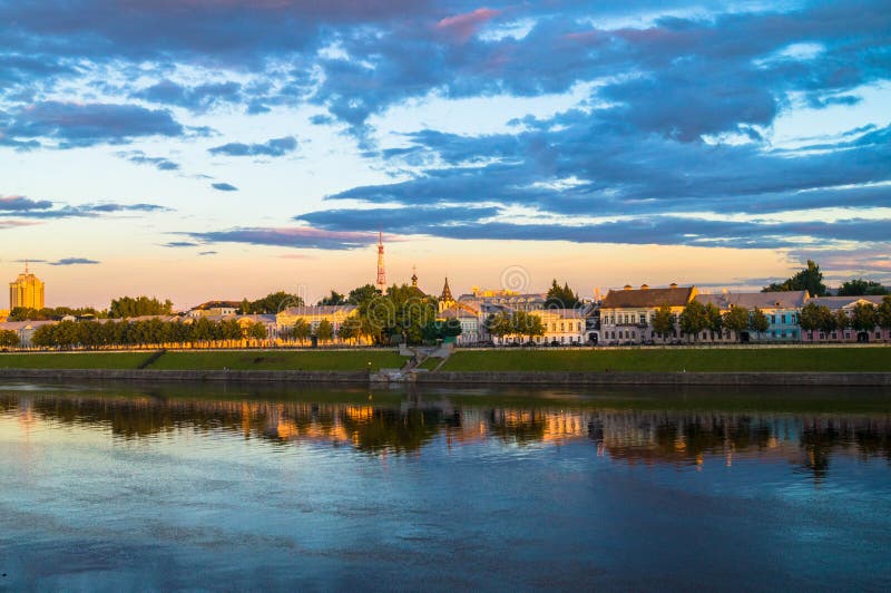 Reflekterar glansig yttersida för spegeln av Volgaet River dramatisk solnedgånghimmel Stad av Tver, Ryssland royaltyfria bilder Reflekterar glansig yttersida för spegeln av Volgaet River dramatisk solnedgånghimmel Stad av Tver, Ryssland royaltyfria bilder