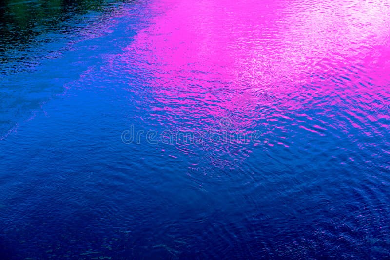 Reflet du coucher du soleil dans l'eau photographie stock