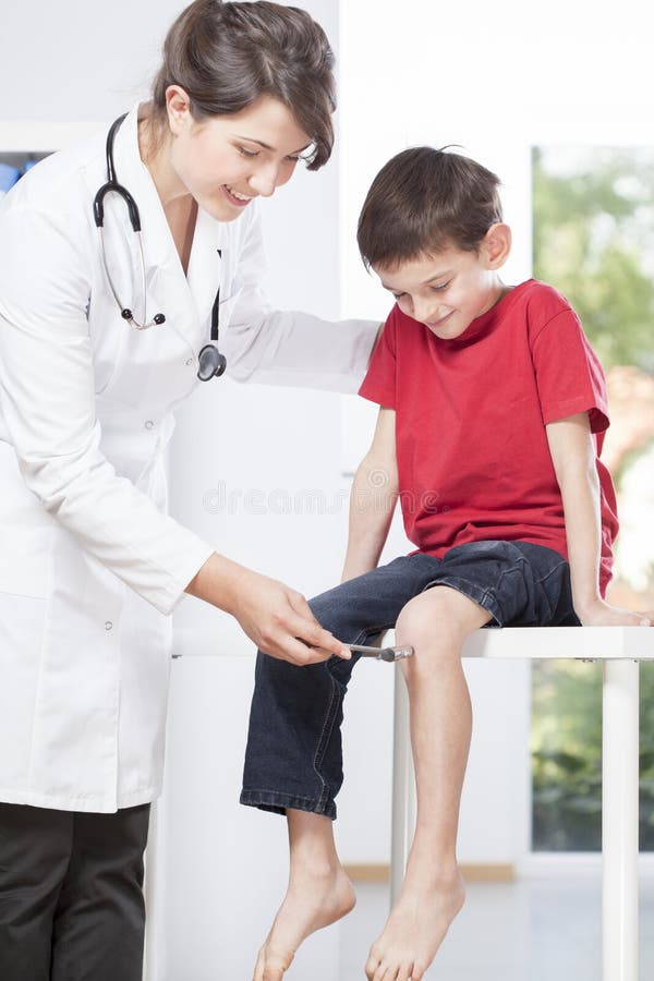 Reflex van de de neurologen de testende knie van het kind
