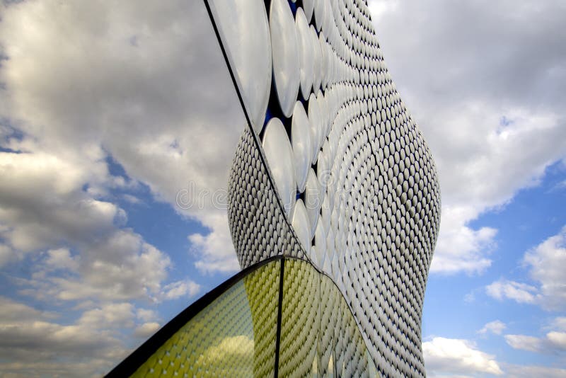 Reflexion av blå himmel på att upprepa modellbakgrund arkivfoto Reflexion av blå himmel på att upprepa modellbakgrund arkivfoto