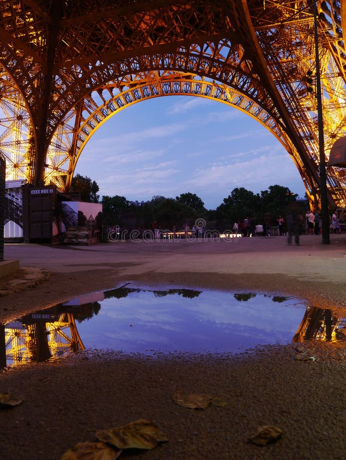 Reflexion av Eiffeltorn på en regnig Paris dag royaltyfri foto Reflexion av Eiffeltorn på en regnig Paris dag royaltyfri foto