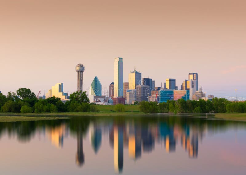 Reflexion av i stadens centrum Dallas City, Texas, USA fotografering för bildbyråer Reflexion av i stadens centrum Dallas City, Texas, USA fotografering för bildbyråer