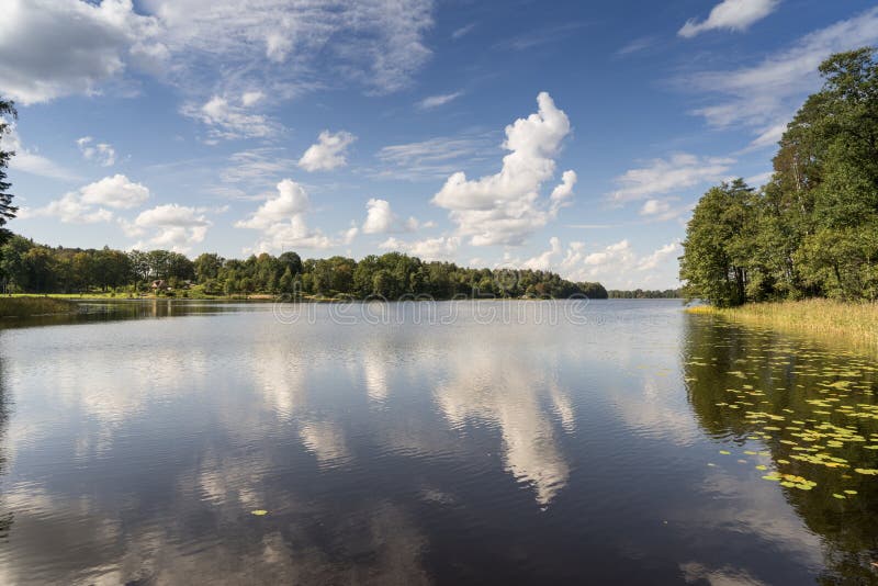 Reflexion av moln i sjön med strandpromenaden arkivbild Reflexion av moln i sjön med strandpromenaden arkivbild