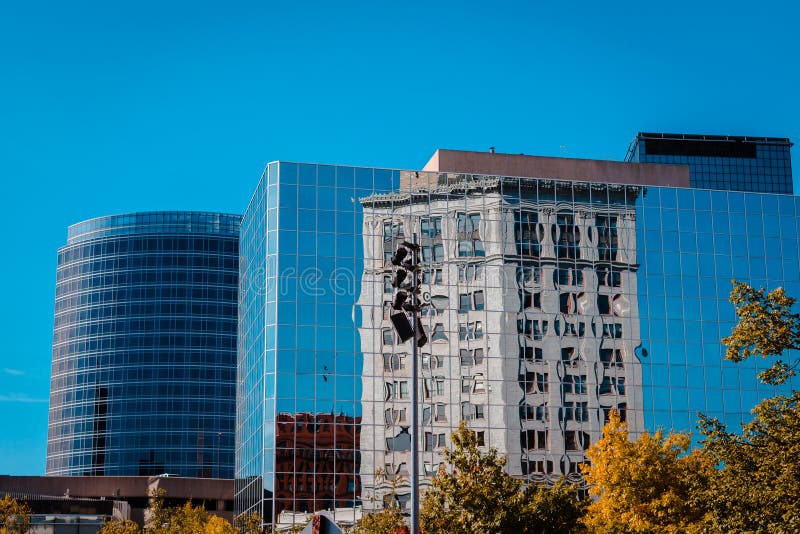Reflexion av någon av i stadens centrum storslagna snabba Michigan i en annan byggnad royaltyfri fotografi Reflexion av någon av i stadens centrum storslagna snabba Michigan i en annan byggnad royaltyfri fotografi