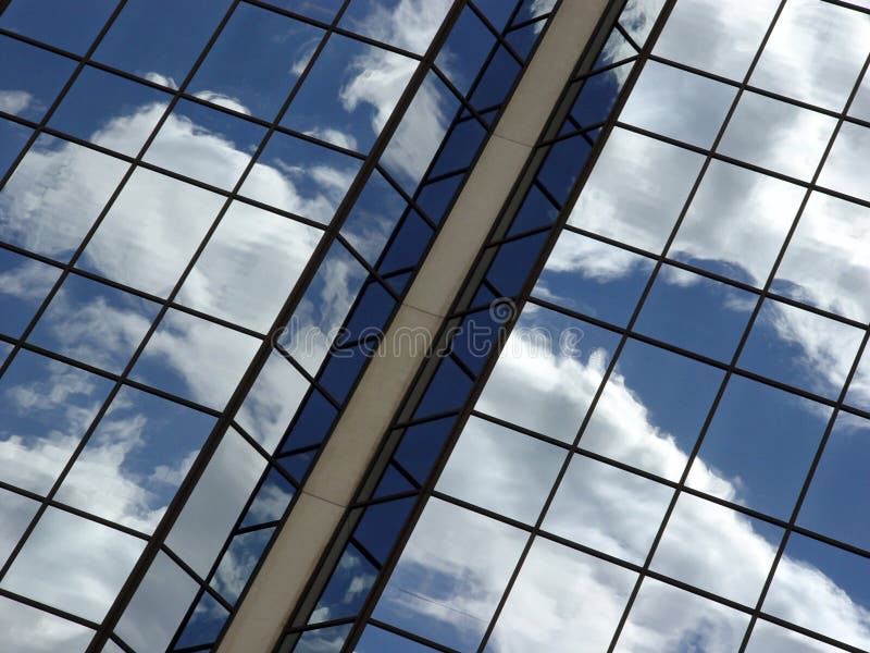 Reflexion des blauen Himmels und der Wolken stockfotografie Reflexion des blauen Himmels und der Wolken stockfotografie