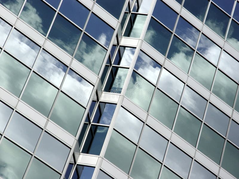 Reflexion des blauen Himmels und der Wolken stockbilder Reflexion des blauen Himmels und der Wolken stockbilder