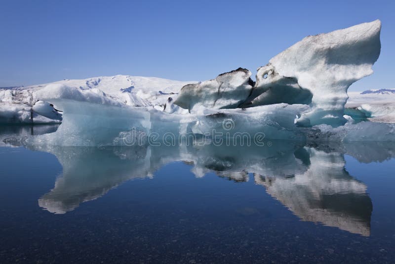 reflexion för lagun för isbergiceland jokulsarlon royaltyfri bild reflexion för lagun för isbergiceland jokulsarlon royaltyfri bild