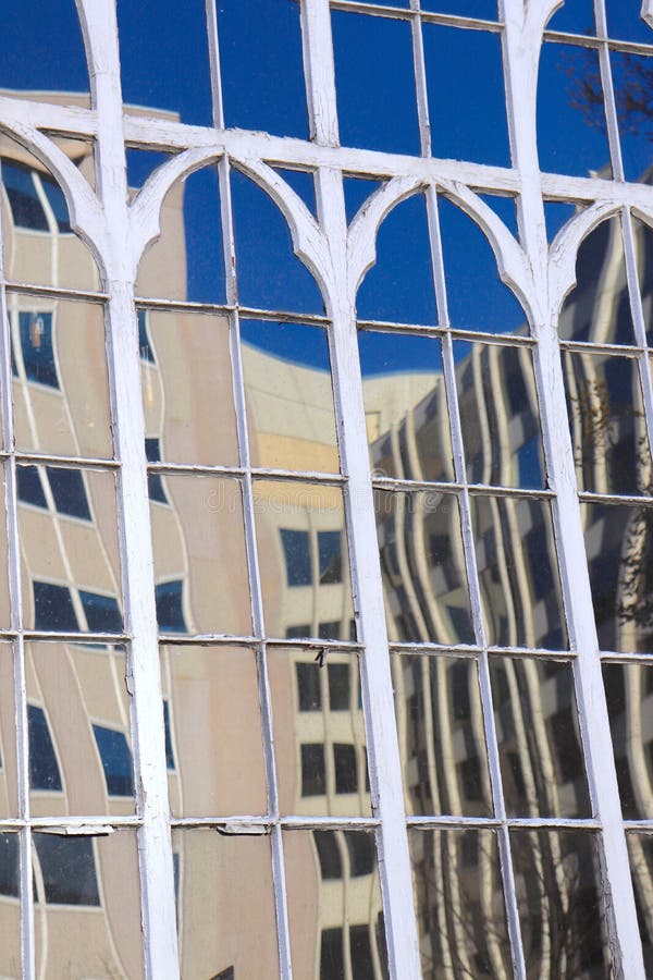 Reflexioner av byggnader i glasvägg royaltyfri fotografi Reflexioner av byggnader i glasvägg royaltyfri fotografi