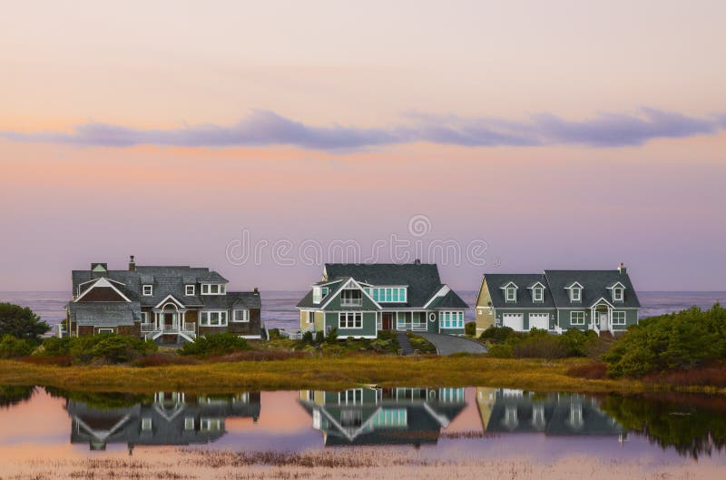 Reflexioner för solnedgång för strandhus royaltyfria foton Reflexioner för solnedgång för strandhus royaltyfria foton
