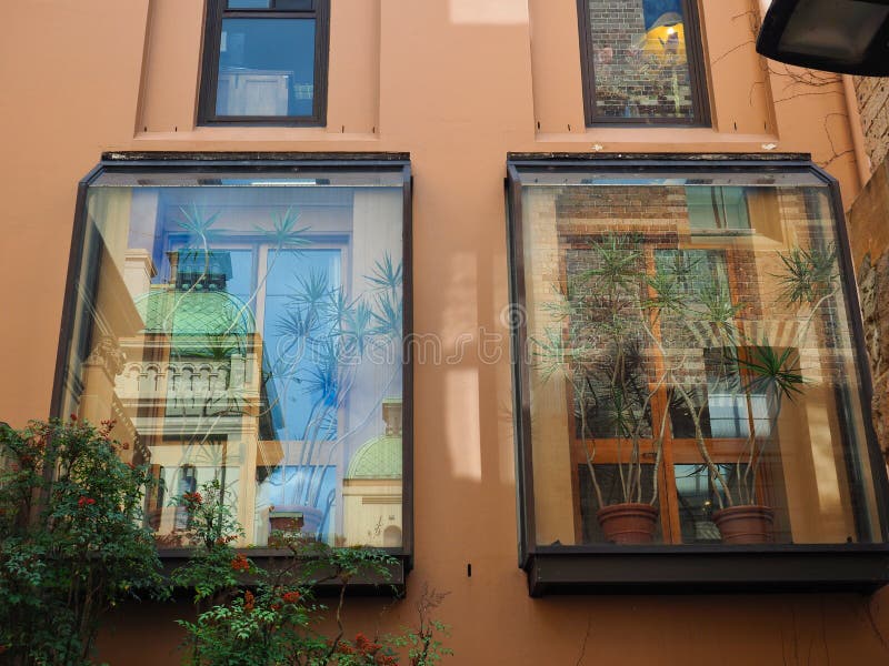 Reflexioner i modernt exponeringsglas Windows p? historisk byggnad, Australien arkivbild Reflexioner i modernt exponeringsglas Windows p? historisk byggnad, Australien arkivbild