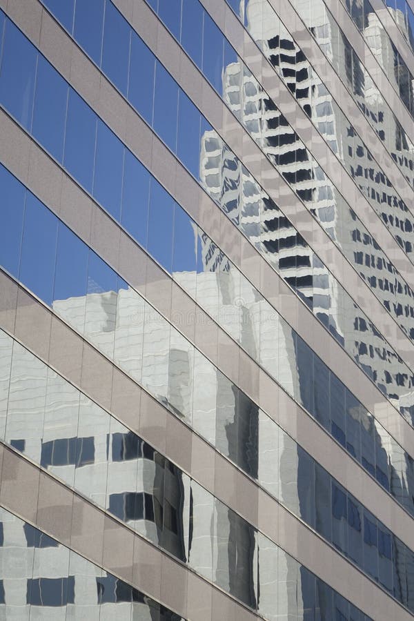 Reflexiones de construcción. Un reflejo de los edificios de la ciudad a partir de las vidrieras de otro edificio de la ciudad