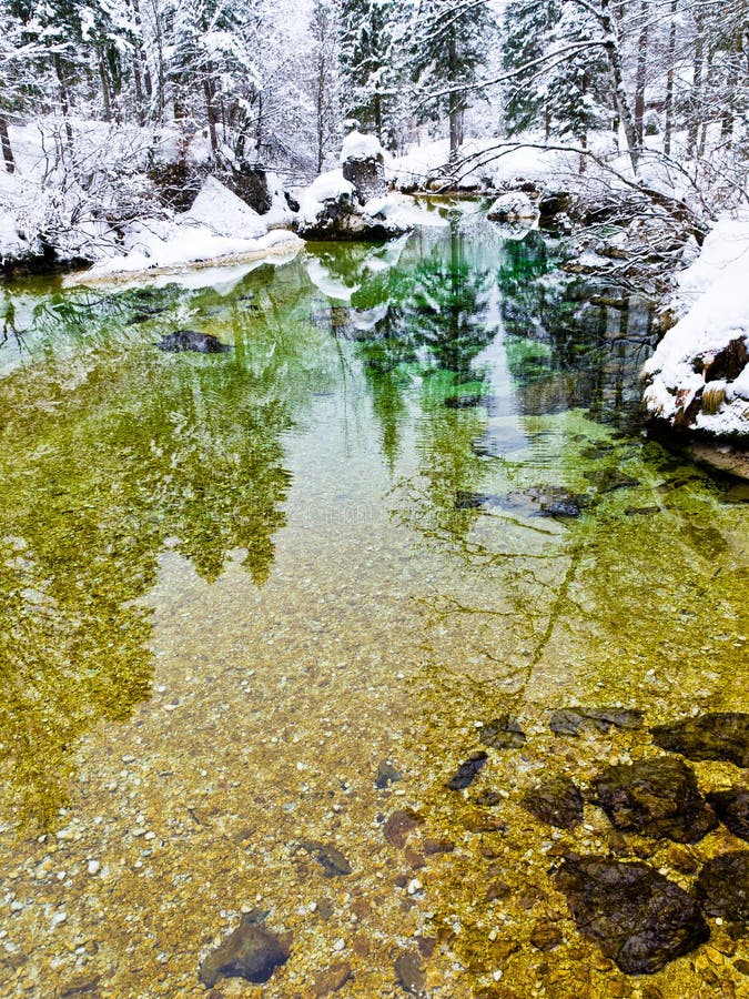 Reflexiones del invierno en una corriente lenta de la montaña imagen de archivo Reflexiones del invierno en una corriente lenta de la montaña imagen de archivo