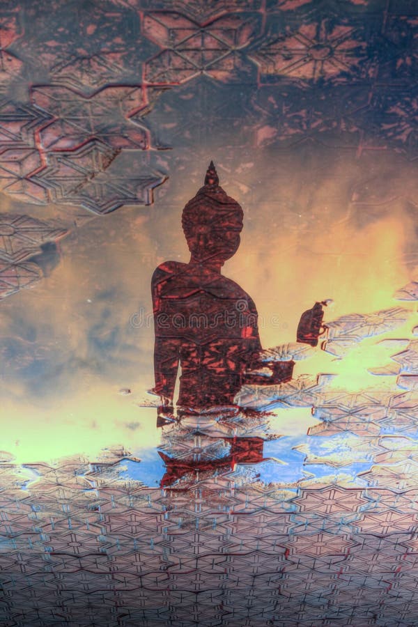 Reflexionsskugga av Buddhastatyn på Phutthamonthon arkivfoton Reflexionsskugga av Buddhastatyn på Phutthamonthon arkivfoton