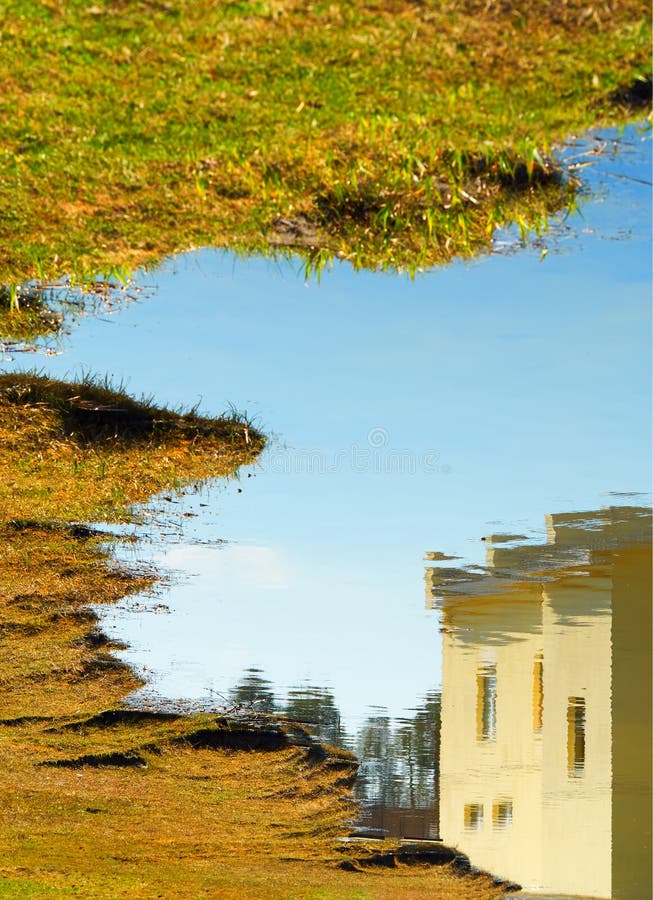 Reflexión abstracta de la cabina de la cabaña en fondo de la textura de la superficie del río imágenes de archivo libres de regalías Reflexión abstracta de la cabina de la cabaña en fondo de la textura de la superficie del río imágenes de archivo libres de regalías