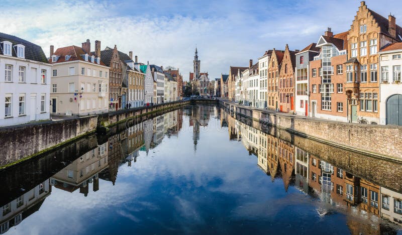 Reflexión de la iglesia en Brujas, Bélgica imagen de archivo libre de regalías Reflexión de la iglesia en Brujas, Bélgica imagen de archivo libre de regalías