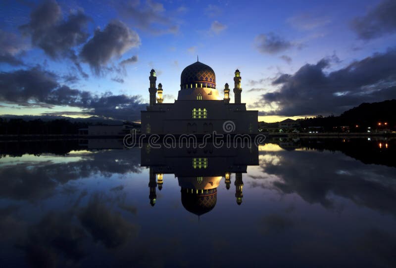 Reflexión de la mezquita de la ciudad de Kota Kinabalu en Sabah, Borneo imágenes de archivo libres de regalías Reflexión de la mezquita de la ciudad de Kota Kinabalu en Sabah, Borneo imágenes de archivo libres de regalías