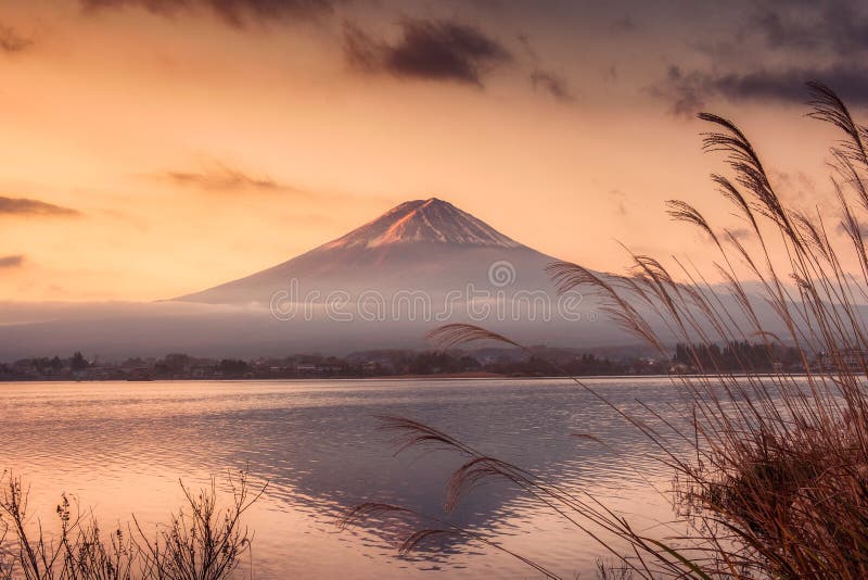 reflexión de la montaña Fuji-san en el lago Kawaguchiko en la salida del sol imágenes de archivo libres de regalías reflexión de la montaña Fuji-san en el lago Kawaguchiko en la salida del sol imágenes de archivo libres de regalías
