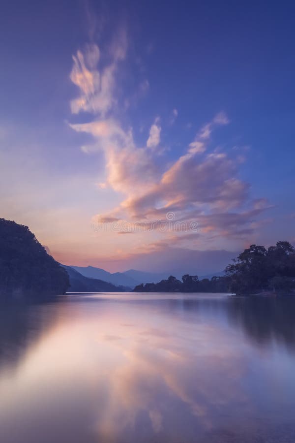 Reflexión de la puesta del sol de las nubes en el lago Phewa foto de archivo Reflexión de la puesta del sol de las nubes en el lago Phewa foto de archivo