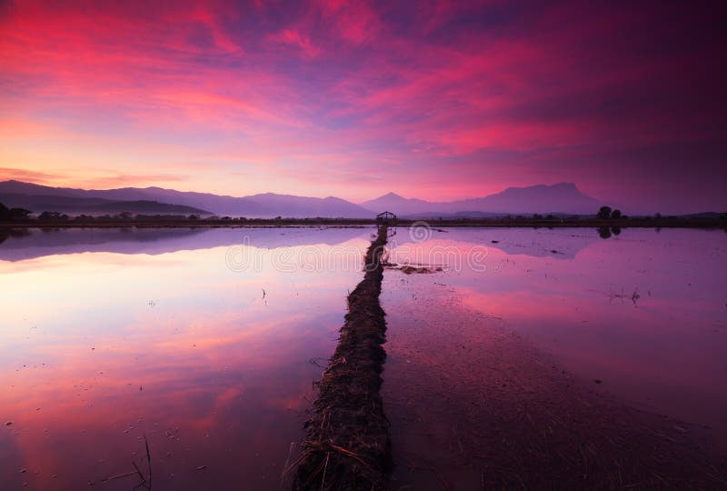 Reflexión de la salida del sol hermosa en Kota Belud, Sabah imagenes de archivo Reflexión de la salida del sol hermosa en Kota Belud, Sabah imagenes de archivo