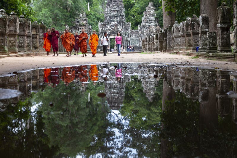 Reflexión de los monjes budistas en el agua fotografía de archivo Reflexión de los monjes budistas en el agua fotografía de archivo