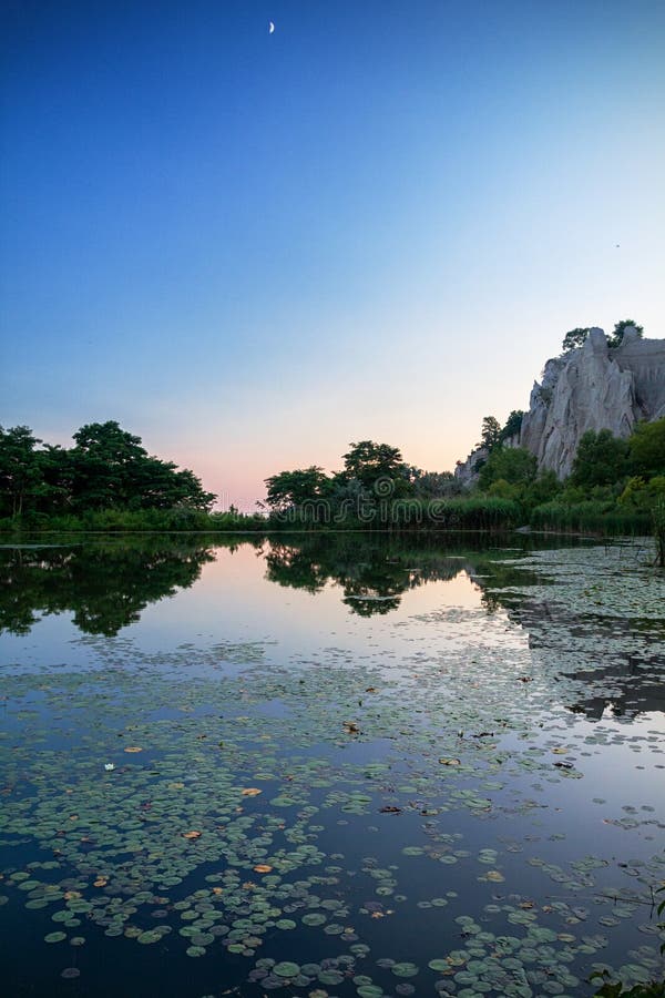 Reflejo de los acantilados de Scarborough en el estanque fotos de archivo