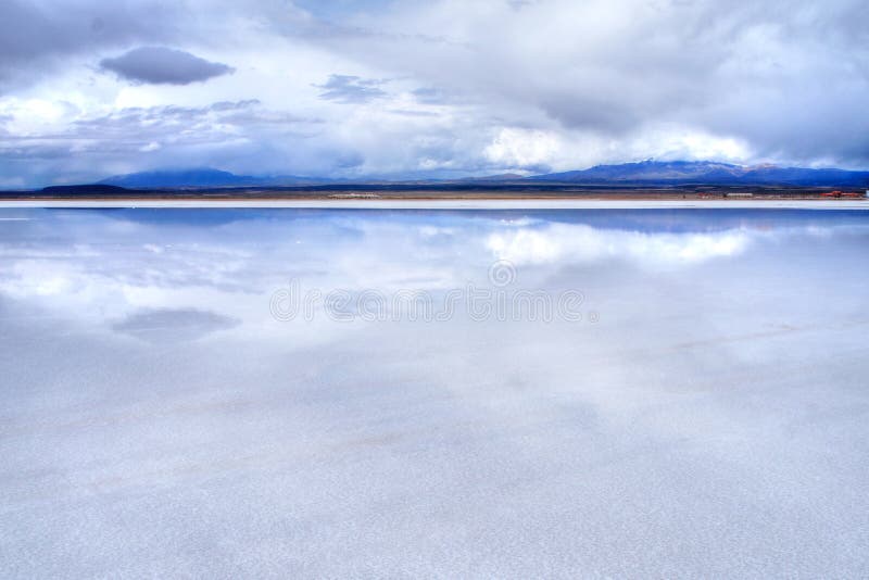 Reflexión de Salar de Uyuni del cielo azul en desierto de la sal fotos de archivo libres de regalías Reflexión de Salar de Uyuni del cielo azul en desierto de la sal fotos de archivo libres de regalías