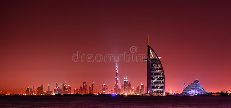 Reflexión del horizonte de Dubai en la noche, Dubai, United Arab Emirates