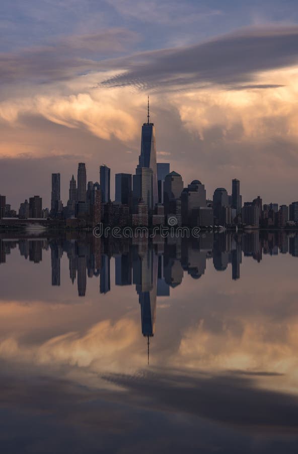 Reflexión del horizonte de New York City foto de archivo Reflexión del horizonte de New York City foto de archivo
