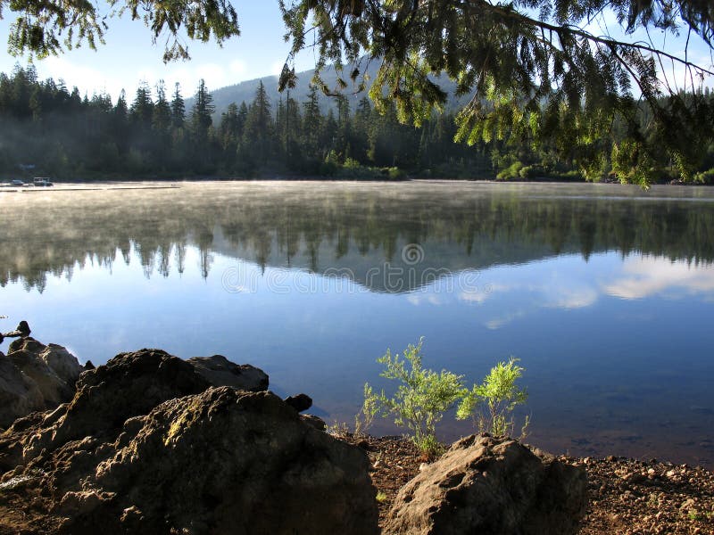 Reflexión del lago mountain fotografía de archivo Reflexión del lago mountain fotografía de archivo
