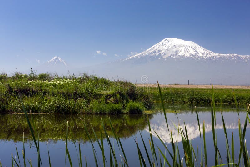 Reflexión del soporte de Ararat: visión desde el pueblo de Ranchpar fotografía de archivo libre de regalías Reflexión del soporte de Ararat: visión desde el pueblo de Ranchpar fotografía de archivo libre de regalías