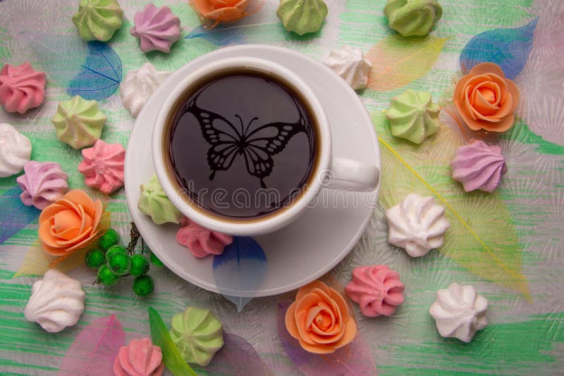 Reflexión en taza de té. silueta de mariposa tierna en taza de café. vista de arriba sobre las flores de los postres verdes de col foto de archivo libre de regalías
