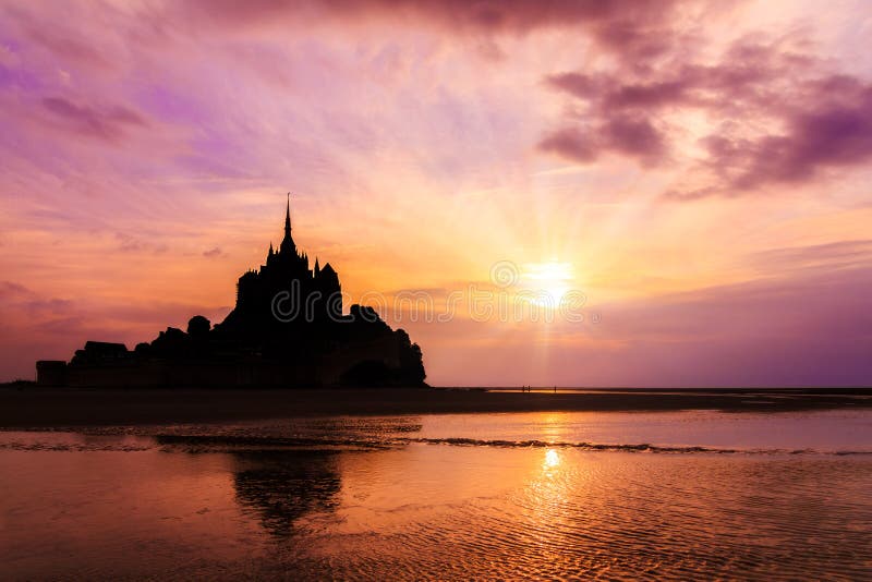 Reflexión Le Mont Saint-Michel de la puesta del sol fotografía de archivo libre de regalías Reflexión Le Mont Saint-Michel de la puesta del sol fotografía de archivo libre de regalías