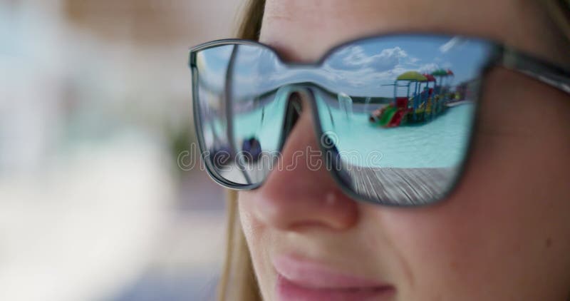 Reflexión sobre el parque acuático en gafas de sol metrajes