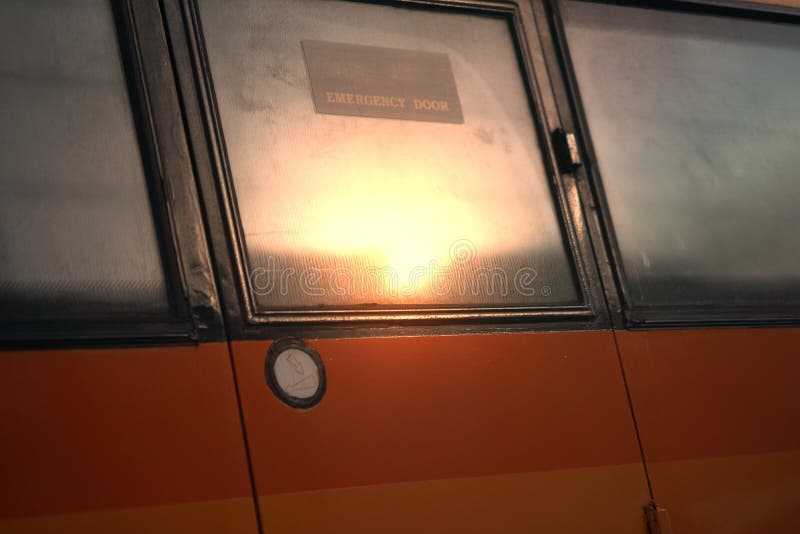 Reflexo do sol no espelho do ônibus fotos de stock